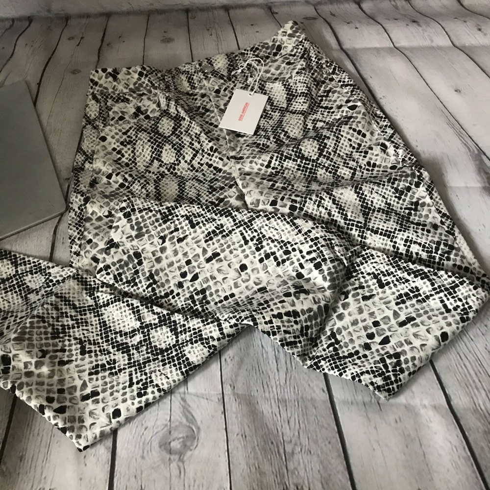 GOOD AMERICAN SNAKE PRINT JEANS
